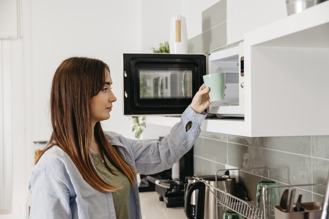 Reaquecimento de alimentos no micro-ondas: para inativar microrganismos, os alimentos devem ser reaquecidos em temperaturas superiores a 60ºC. 