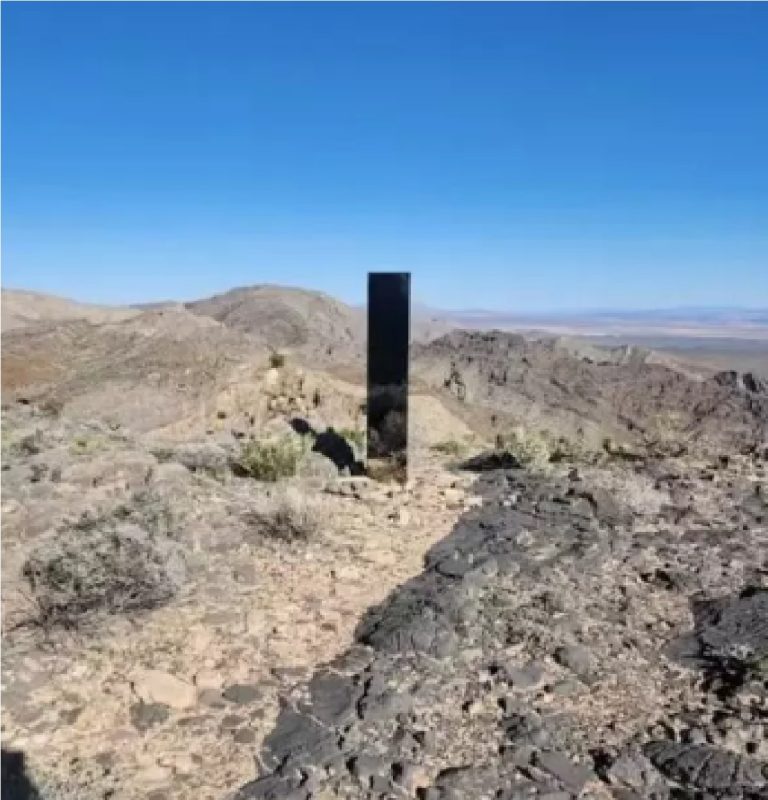 Foto do monólito em cima de uma montanha nos EUA