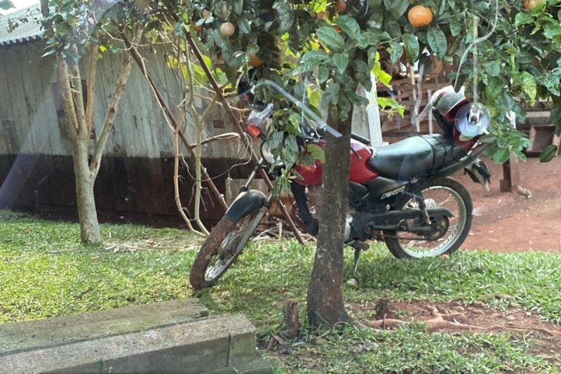 Motocicleta furtada foi recuperada ap&oacute;s morador suspeitar de atitude de adolescentes. – Foto: Pol&iacute;cia Militar/Divulga&ccedil;&atilde;o/ND