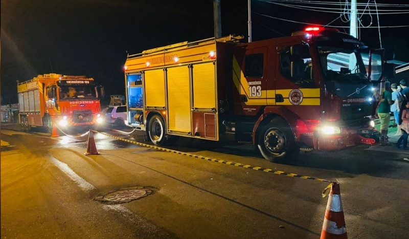 foto mostra caminhões dos bombeiros apagando fogo que mulher iniciou na casa