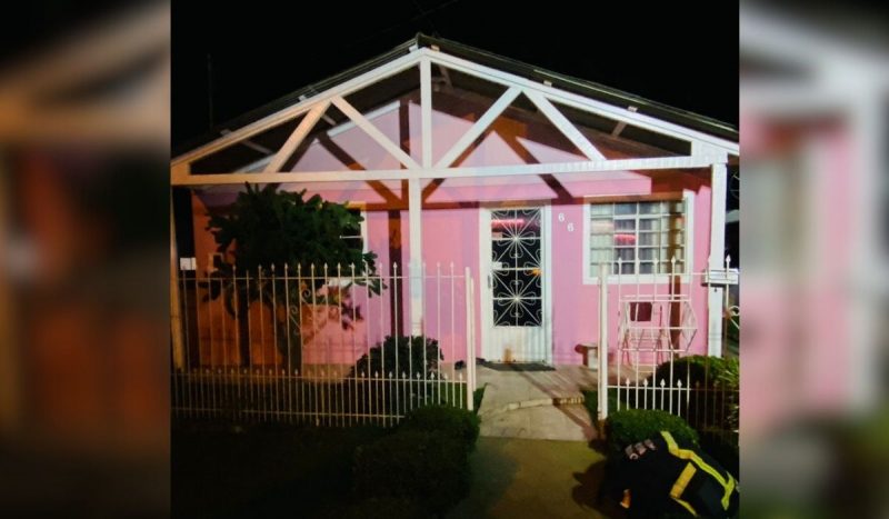 Casa que pegou fogo ficava nos fundos de casa de alvenaria – Foto: CBMSC/Divulga&ccedil;&atilde;o/ND
