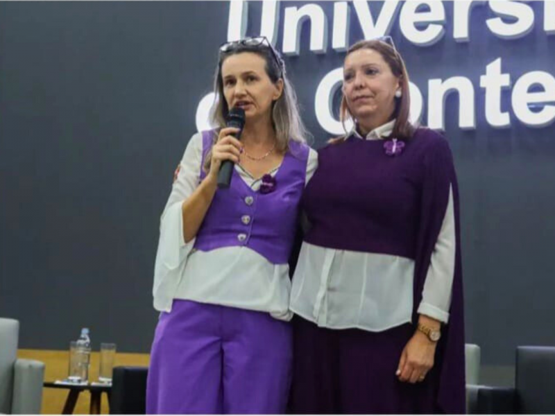 Maristela Isganzela Schwingel (segurando o microfone) e Márcia Beatriz Gomes foram diagnosticadas com fibromialgia