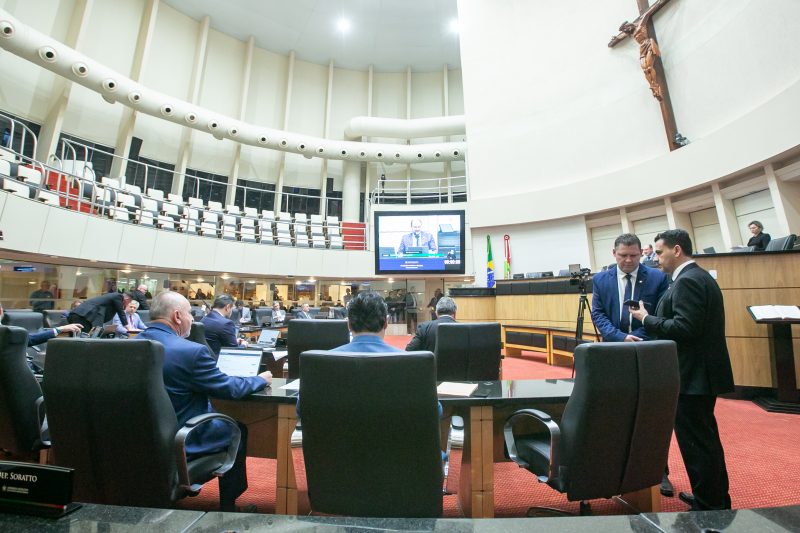 Proposta de descompactação salarial dos professores será analisada em outubro pela Alesc