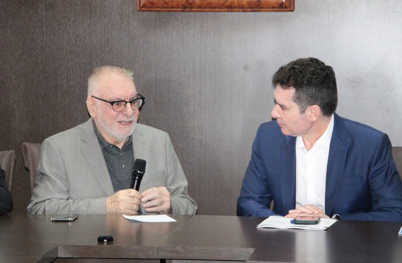 Prefeito (esquerda) com o ministro (direita)