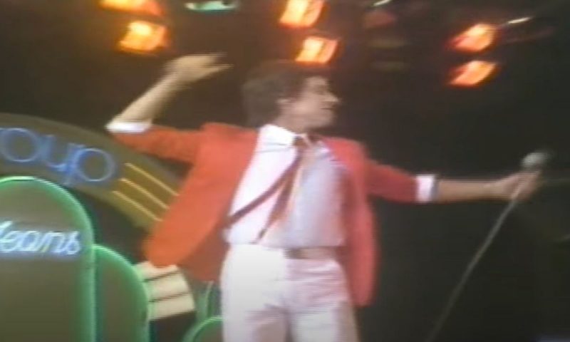 Nahim durante apresentação da música Taka Taka em programa de auditório