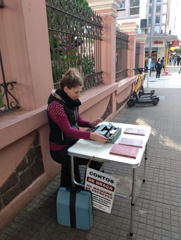 Nas ruas, Marina conversa com quem passa, e cria mensagens em sua máquina de escrever portátil – Foto: Divulga&ccedil;&atilde;o/ND