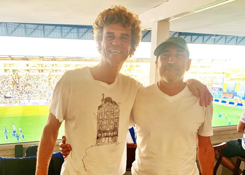 No &uacute;ltimo confronto do Ava&iacute; no est&aacute;dio da Ressacada, o treinador Vin&iacute;cius Eutr&oacute;pio, que aqui na Capital jogou e treinou o Figueirense, n&atilde;o perdeu a oportunidade de registrar uma foto ao lado do tenista Gustavo Kuerten, maior tenista brasileiro de toda a hist&oacute;ria. O manezinho, sempre com o sorriso no rosto, atendeu de forma simp&aacute;tica o professor que afirmou o seguinte: “Um mito, uma grande simplicidade, ser&aacute; sempre o n&uacute;mero 1” – Foto: (FB Eutr&oacute;pio/ND)