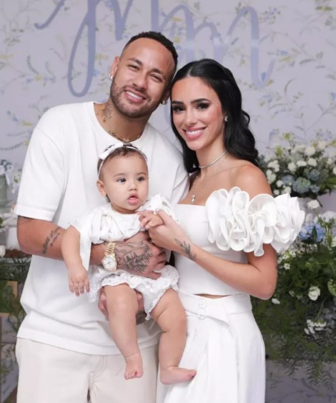 na foto neymar aparece com Bruna Biancardi e Mavie que foi batizada na ocasião