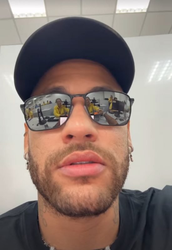 Neymar resolveu ir até o shopping para renovar carteira de habilitação e teve dificuldade com fãs