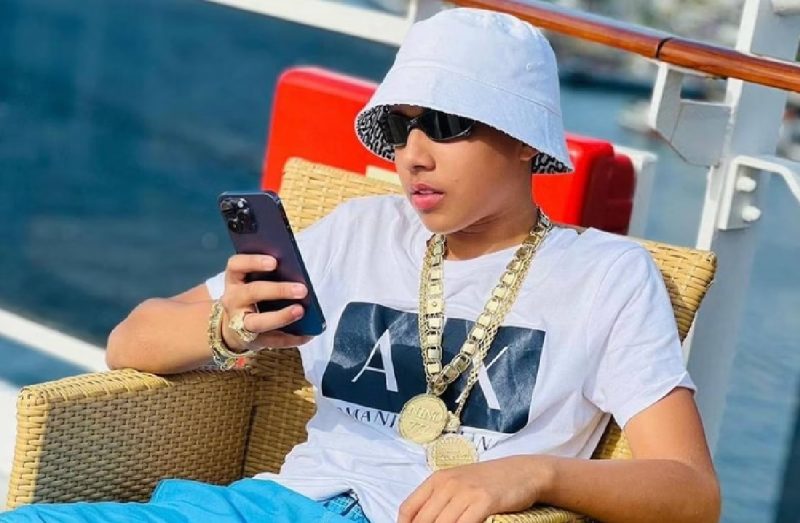 Foto do influenciador Nino Abravanel com colar de ouro