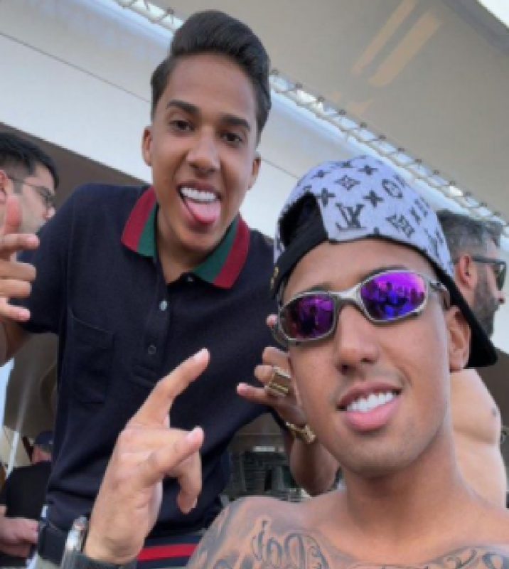 Foto de Nino com seu irmão, Derik