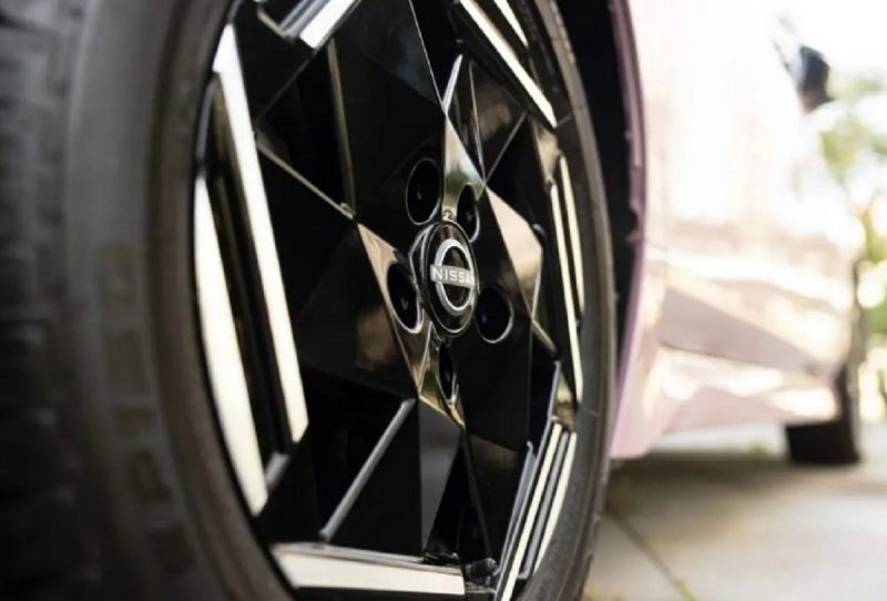 Na imagem aparece a roda de um carro da Nissan que serão feitas em alumínio