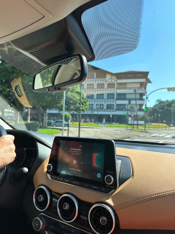 na foto aparece o espaço interno Nissan Sentra 2024 com navegador GPS e rádio