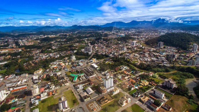 Vista de cima da cidade de Jaraguá do Sul, localizada em Santa Catarina