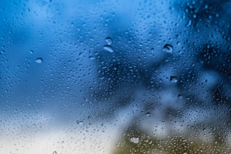 Gotas de chuva fraca na janela