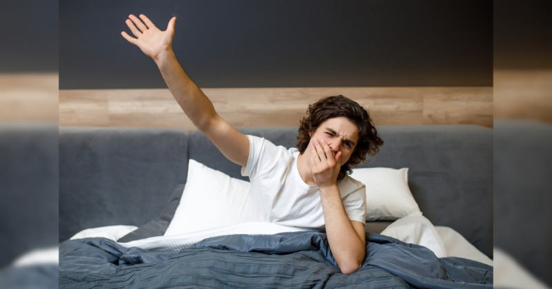 menino acordando e tentando saber o que significa sonhar com traição