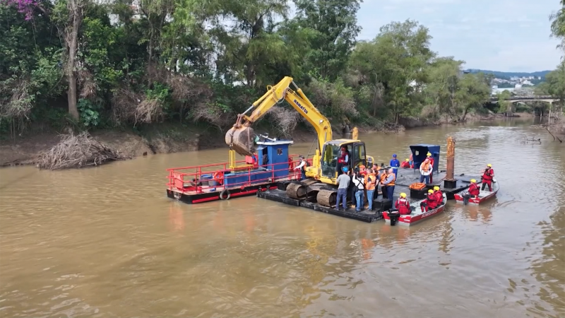 Maquinário atuando durante obra de desassoreamento do Rio Itajaí-Açu