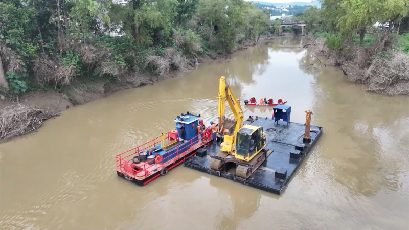 Equipamentos durante obra de dragagem no Rio Itajaí-Açu