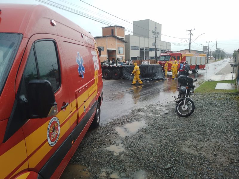Bombeiros militar atuam na ocorr&ecirc;ncia – Foto: CBMSC/Divulga&ccedil;&atilde;o/ND