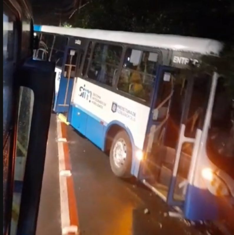 ônibus colidiu e destruiu poste de iluminação nesta segunda