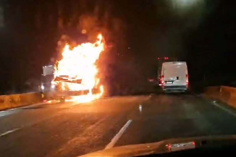 Trânsito na BR-376 foi interditado 