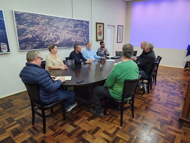 Representantes de entidades empresariais de Pomerode foram à prefeitura pedir medidas de controle contra a poluição visual &#8211; Foto: Divulgação/Reprodução/ND