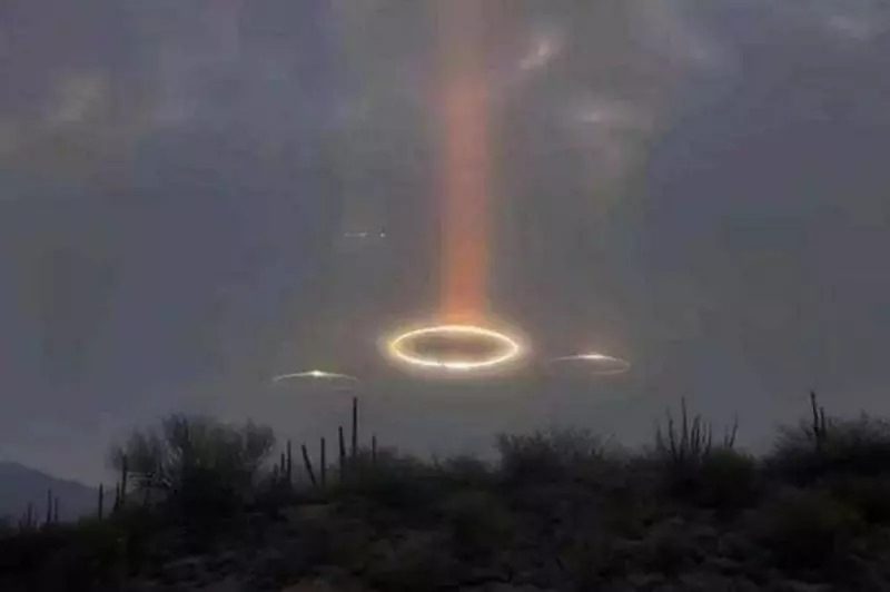 An&eacute;is luminosos visto em c&eacute;u geram teoria de poss&iacute;vel apari&ccedil;&atilde;o de &Oacute;vnis – Foto: Bret L Woolf/Facebook / Reprodu&ccedil;&atilde;o DailyStar