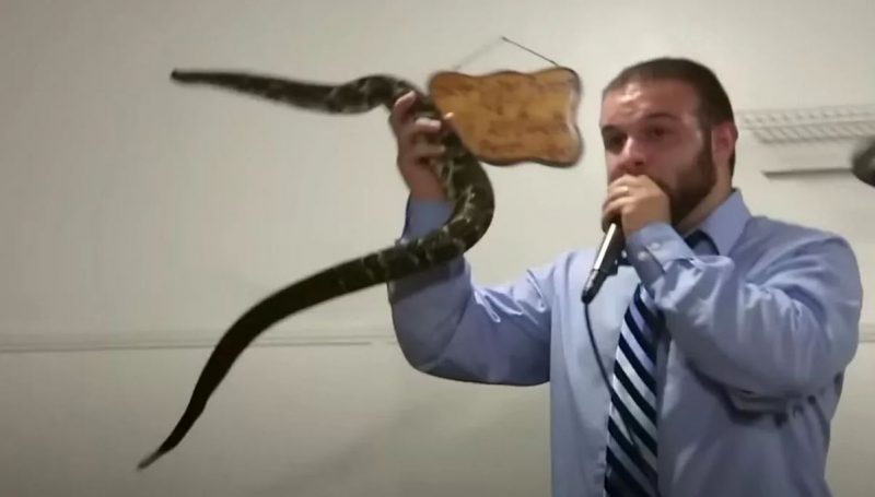 Jamie, o pastor que morreu ap&oacute;s ser picado por cascavel, n&atilde;o possu&iacute;a seu dedo m&eacute;dio devido a uma picada de uma serpente, que fez seu dedo apodrecer – Foto: Final Affliction/ND