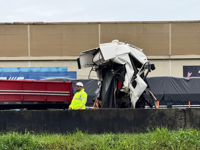 Carreta ficou completamente destruída após acidente na BR-101, em São José.