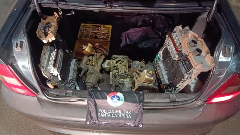 Peças automotivas estavam no porta-malas do carro 