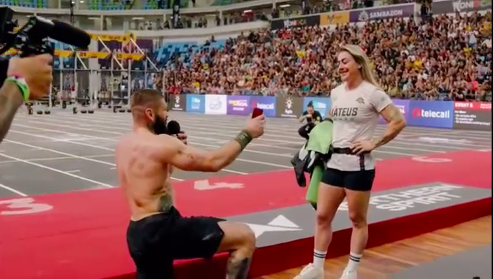 Momento em que Mateus faz pedido de casamento à namorada