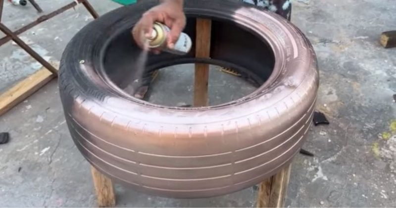 Pneu e madeiras velhas transformados em mesa