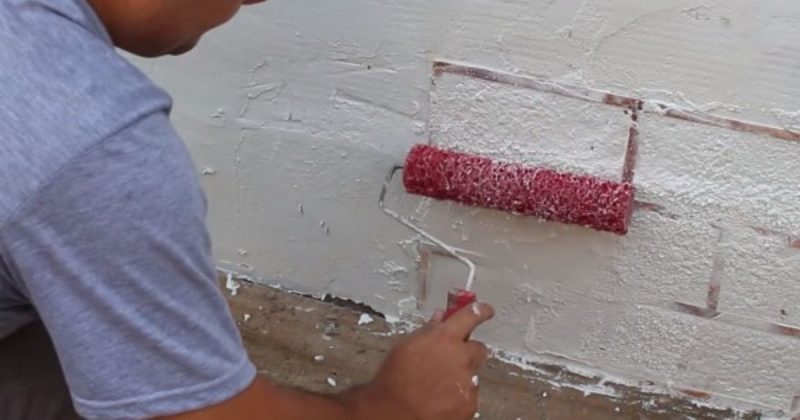 Pedreiro usa tubo de PVC para criar o efeito tijolinho na parede – Foto: Reprodu&ccedil;&atilde;o/YouTube/ND