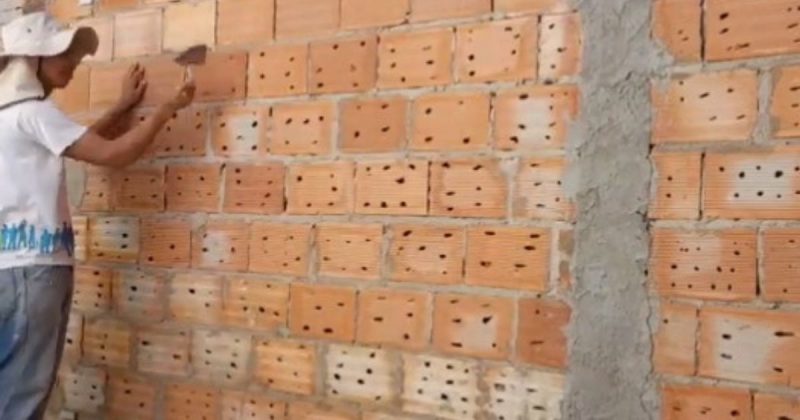 T&eacute;cnica “pica-pau” promete inovar na hora do reboco – Foto: Reprodu&ccedil;&atilde;o/YouTube/ND