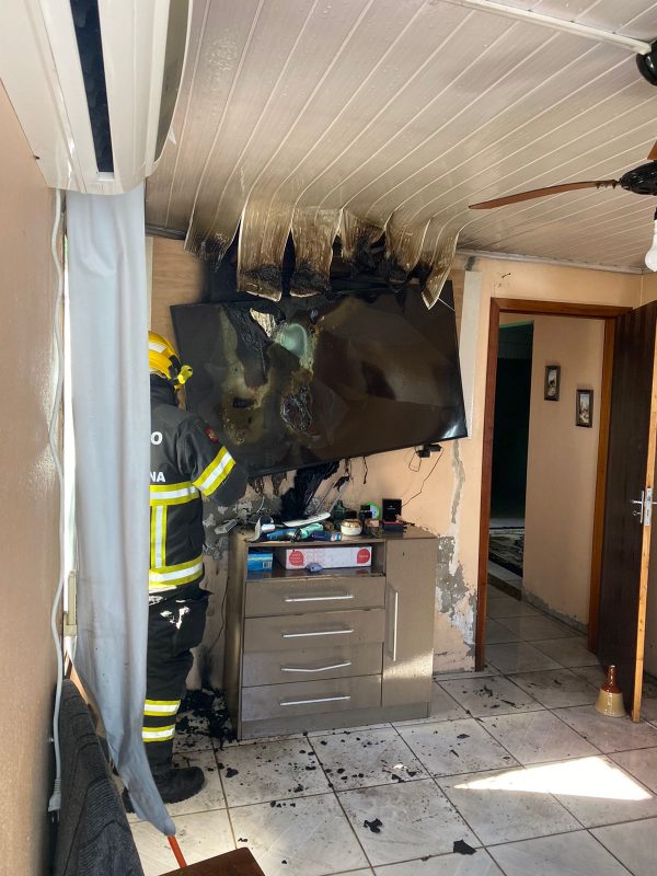 Bombeiros chegam em casa que pegou fogo em Itaja&iacute; – Foto: CBMSC / Divulga&ccedil;&atilde;o