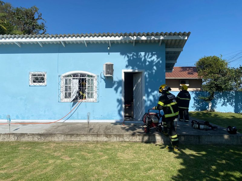 Casal que pegou fogo em Itajaí - é azul 