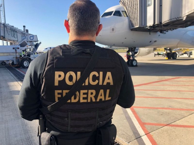 Agente da PF, órgão brasileiro que trabalha nas prisões de foragidos da Interpol