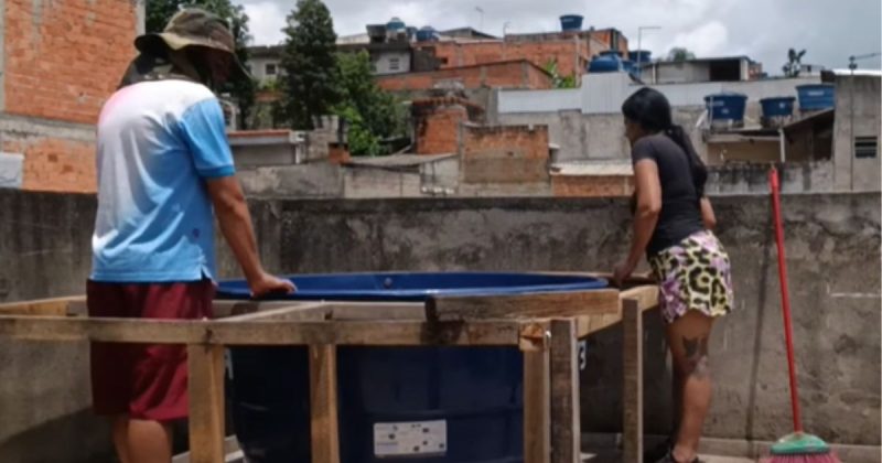 Casal montando a piscina de caixa d'água com deck