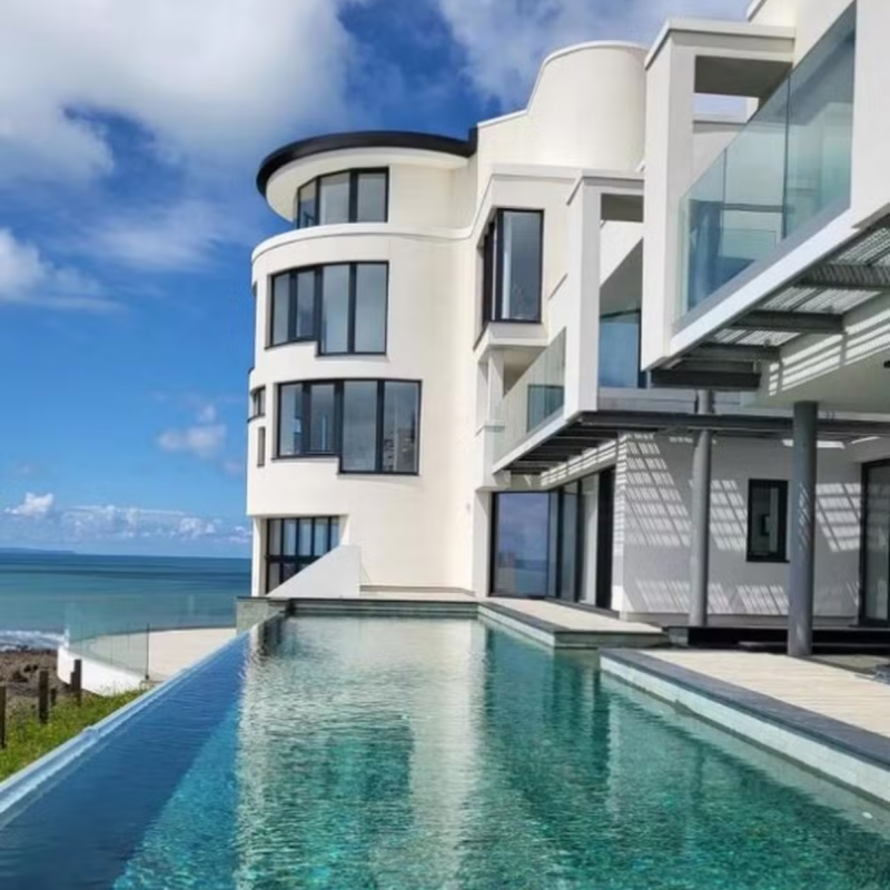 piscina na casa mais triste do mundo