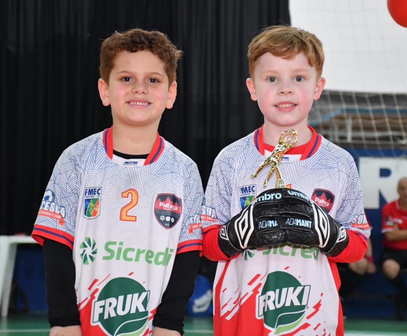 Atleta Vin&iacute;cius com o goleiro Matheus – Foto: divulga&ccedil;&atilde;o/ND