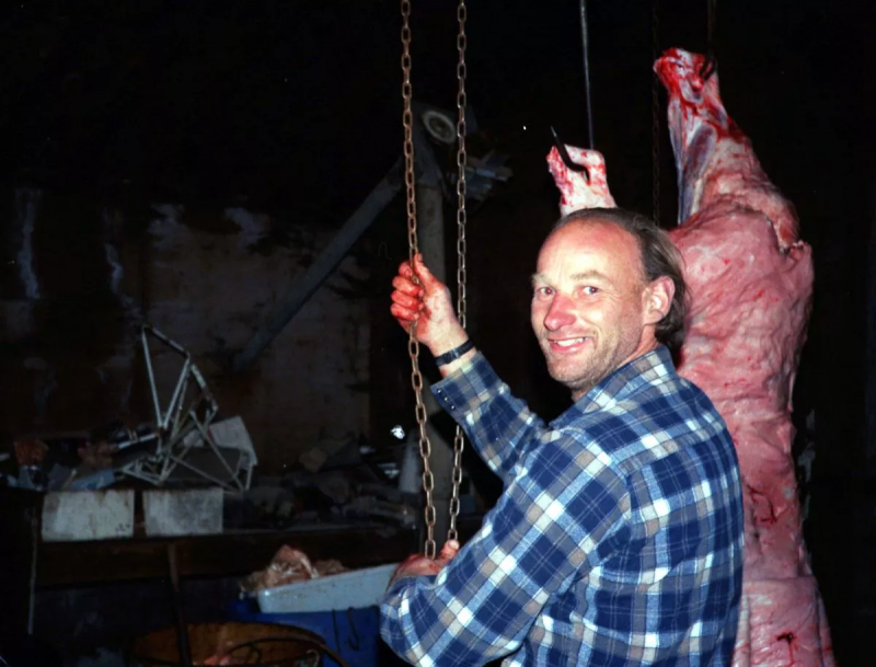 As autoridades acreditam que o fazendeiro misturava os restos mortais de suas vítimas com a carne de porco vendida na fazenda - Foto: Reprodução/TS/Keystone USA/Rex Features