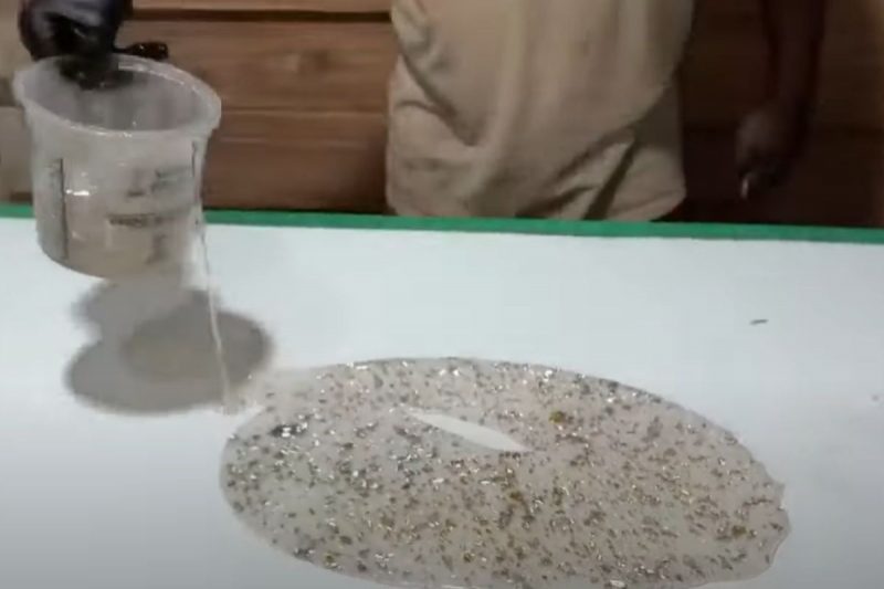 pintor ensina técnica para transformar porta com glitter