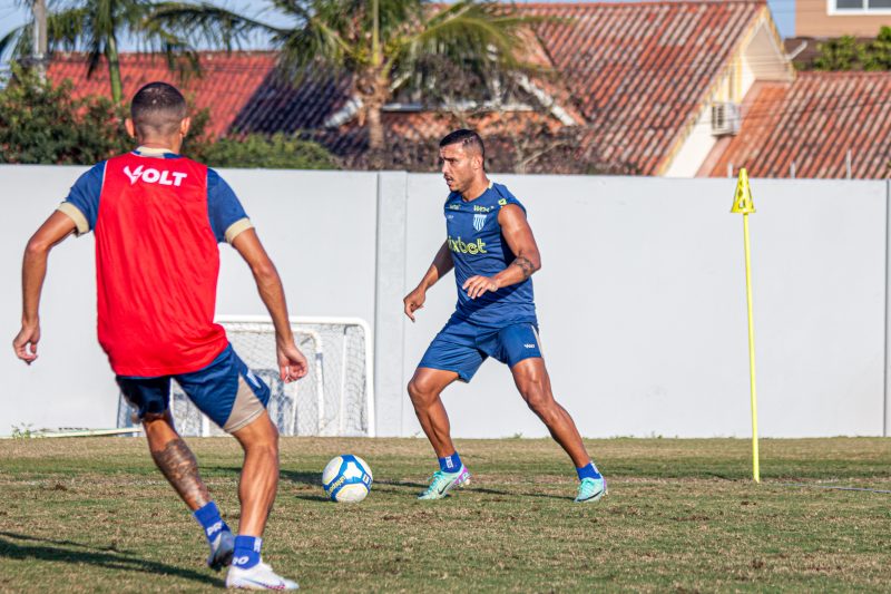 William Pottker conduz a bola durante treino do Avaí