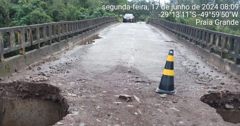 Cabeceira da ponte sobre o rio Pav&atilde;o foi danificada com a precipita&ccedil;&atilde;o intensa – Foto: Divulga&ccedil;&atilde;o/Defesa Civil de Praia Grande/ND