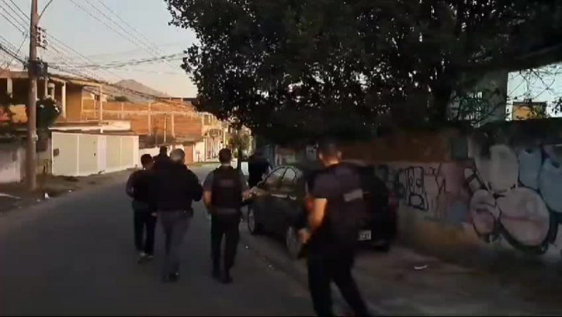 Policiais em busca de criminoso de "falso sequestro"