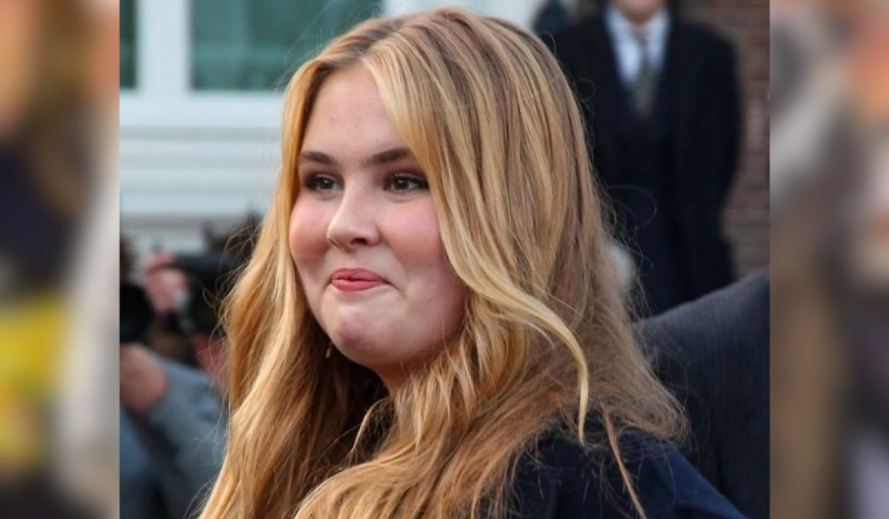 Mulher loira e branca sorrindo de lábios cerrados olhando para o horizonte