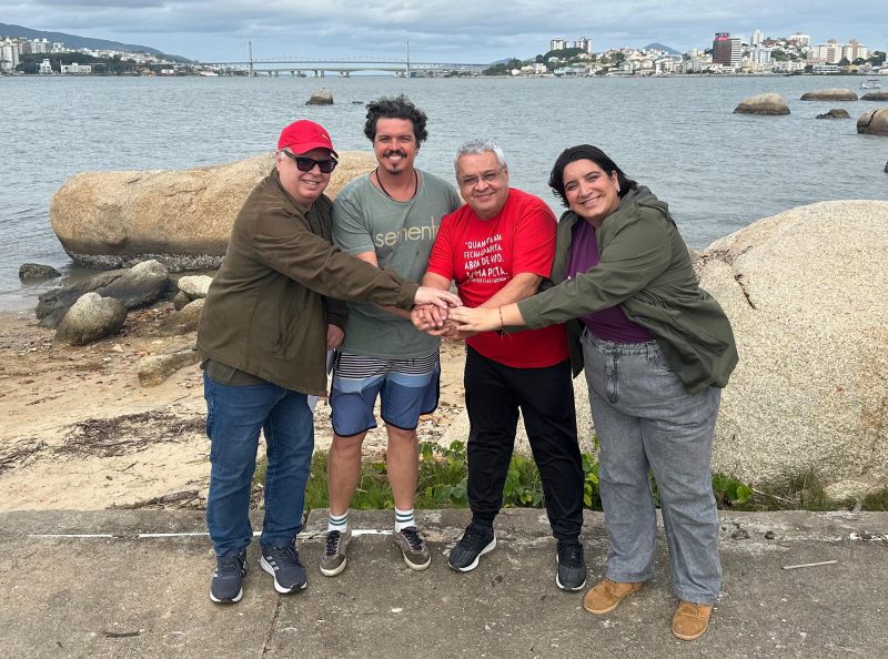 PSB apresentou o nome do professor Gelson (camisa vermelha) para pr&eacute;-candidato a vice – Foto: Divulga&ccedil;&atilde;o/ND