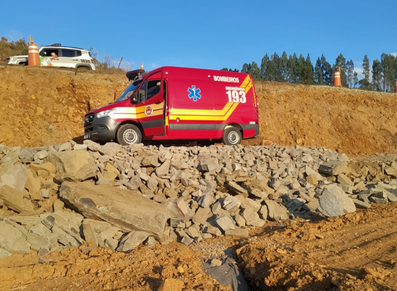 Homem que foi esfaqueado em desentendimento de trânsito, ao tentar fugir, acaba caindo de altura de aproximadamente 6 metros