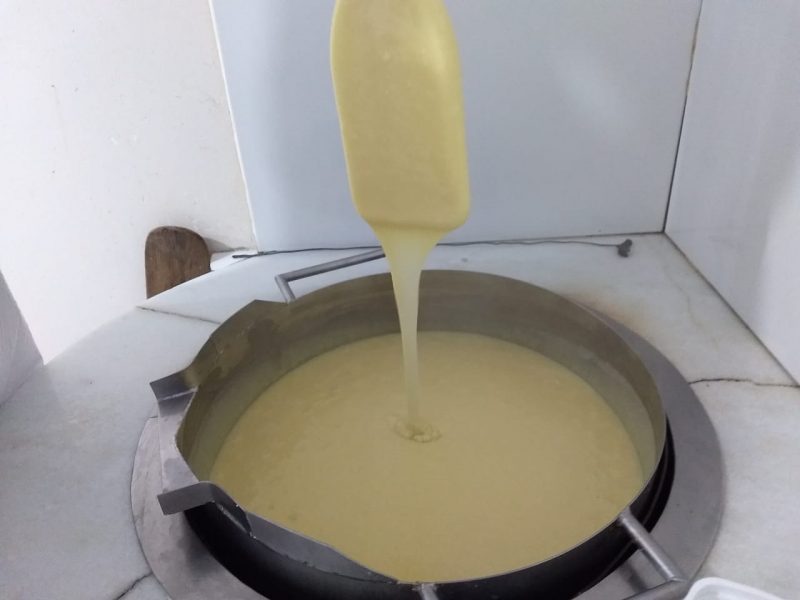 Iguaria sendo produzida em uma panela no fogo 