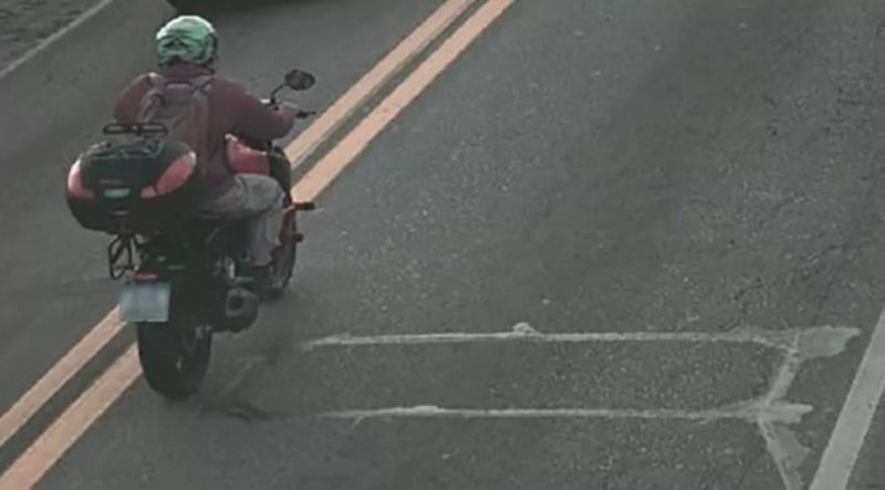 na imagem, motociclista escapa de radar laço posicionado no chão